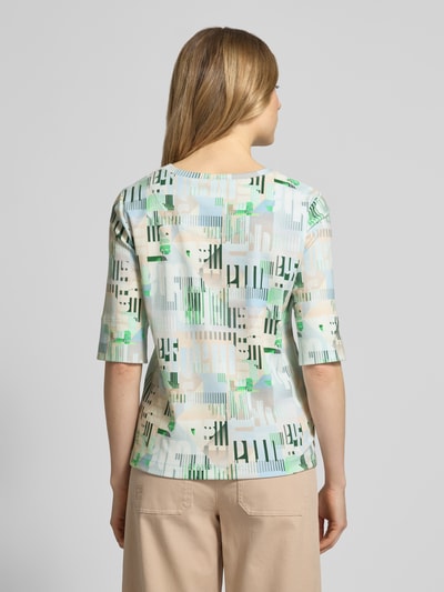 Vrouwenmodel draagt Slim Fit Longsleeve met ronde hals van Marc Cain, elastische katoenprint, halflange mouwen, ruglengte 56 cm, geheelachteraanzicht.