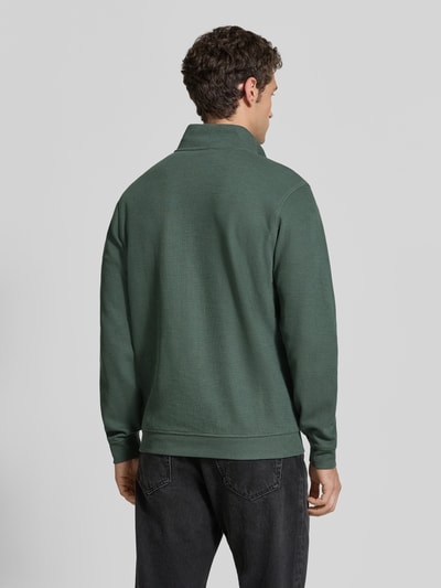 Männermodel trägt Relaxed Fit Sweatshirt aus Baumwoll-Mix Modell 'SELANIK' von LERROS, grün, Troyer-Kragen, Ganzkörperansicht Rückansicht.