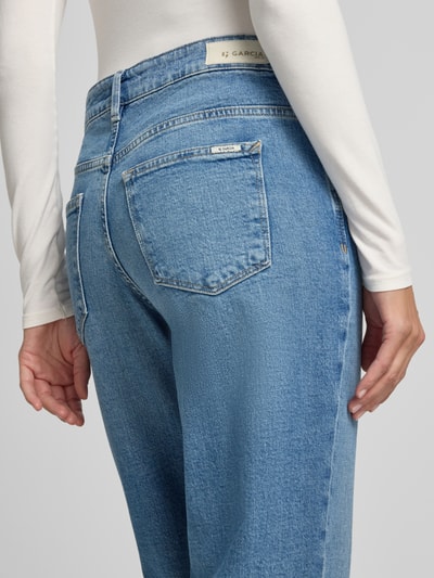 Vrouwenmodel draagt Straight Fit Jeans aus Baumwoll-Mix Modell 'Celia' van Garcia in lichtblauw met grove textuur, detailopname achteraan, dames straight jeans van Garcia.