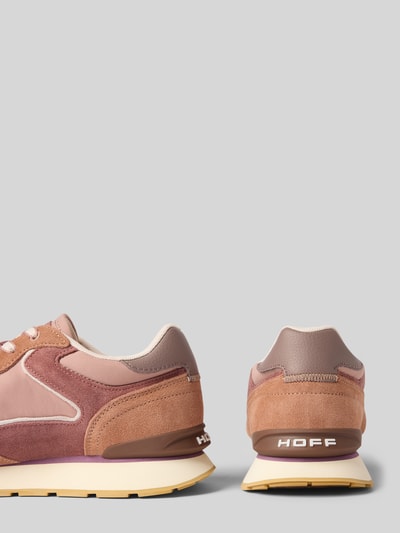 Produktfoto, Sneaker mit Logo-Prägung Modell 'CITY' von HOFF in Rosa- und Brauntönen, abgerundete Passform, profilierte Sohle, Schnürverschluss, Damen Sneaker, Absatzhöhe 3 cm, Schafthöhe 9 cm, Schaftweite 7 cm, Vorder- und Rückansicht.