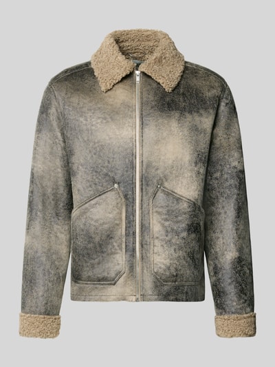 Produktfoto, Jacke mit Kentkragen Modell 'LERON' von DRYKORN in Grau-Beige mit Teddyfell, Reißverschluss und Eingrifftaschen, gerader Schnitt