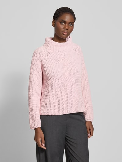 Kobiece model prezentuje Sweter z dzianiny z grubym ściegiem, stójka, krój regular fit, Model 'Basic Chenille' od monari, długość tyłu 61 cm, długość rękawów 56 cm, widok całej sylwetki z przodu.