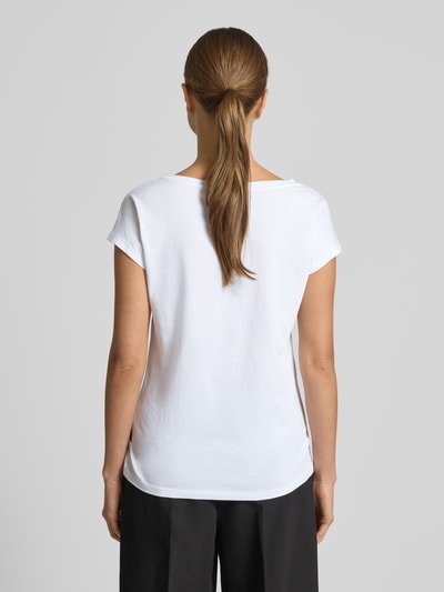 Frauenmodel trägt Slim Fit T-Shirt mit Allover-Print Modell 'Grieta' von Lauren Ralph Lauren, Baumwoll-Mix, Ganzkörperansicht Rückansicht. Damen T-Shirt, Kurzärmelig, Rundhalsausschnitt, Rückenlänge bei Größe S 56 cm.