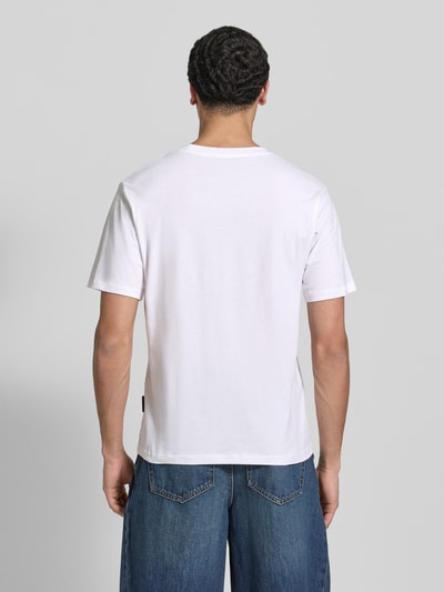 Männermodel trägt weißes T-Shirt aus Baumwolle Modell 'DEVIN' von Jack & Jones, gerader Schnitt, Rückenlänge 65 cm, Ganzkörperansicht Rückansicht.