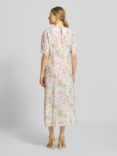 Frauenmodel trägt Midikleid aus Viskose Modell 'Dela2' von JOOP!, florales Muster, tailliert, Rückansicht, Ganzkörperansicht Rückansicht.