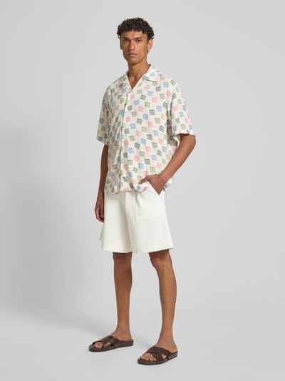 Męski model nosi Loose Fit Bermudas aus Bio-Baumwoll-Mix Modell 'HOTEL AMOUR' od SELECTED HOMME, białe, denim, 5 kieszeni, detal z metką, widok całej sylwetki z przodu.