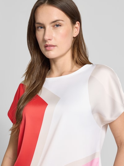 Frauenmodel trägt Regular Fit T-Shirt mit Allover-Muster von s.Oliver BLACK LABEL in abstraktem Design, Rundhals, Kurzarm, Viskose-Mix, Nahaufnahme Oberkörper.