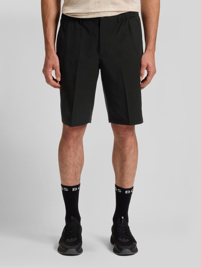 Männermodel trägt Regular Fit Shorts mit elastischem Bund Modell 'S_SPEEDFLEX' von BOSS Green in Schwarz, unifarben, Ganzkörperansicht von vorne.
