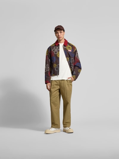 Männermodel trägt Regular Fit T-Shirt aus reiner Baumwolle von Kenzo, Herren T-Shirt mit Rundhalsausschnitt, Motiv-Stitchings, Kurzärmelig, Rückenlänge 72 cm bei Größe M, helle und neutrale Farben, glatte Struktur, Ganzkörperansicht von vorne.