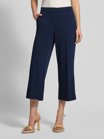 Frauenmodel trägt Hose mit verkürzter Passform Modell 'Hillda-650' von STEHMANN in Dunkelblau, Material-Mix mit Stretch-Anteil, Bügelfalten, Nahaufnahme Oberkörper.