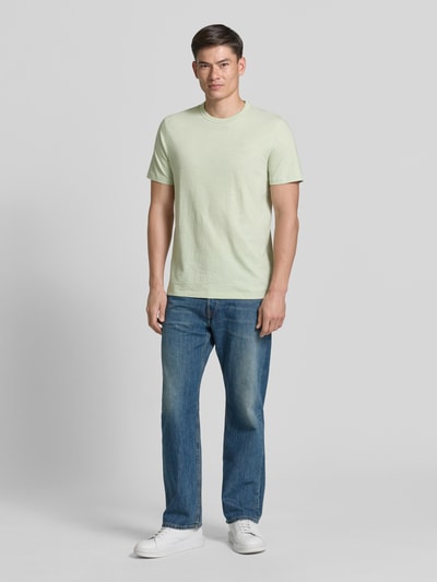 Męski model nosi Regular Fit T-Shirt aus reiner Baumwolle Modell 'TEGOOD' od BOSS Orange, kolor jednolity, logo, krój regular fit, bawełna, widok całej sylwetki z przodu.