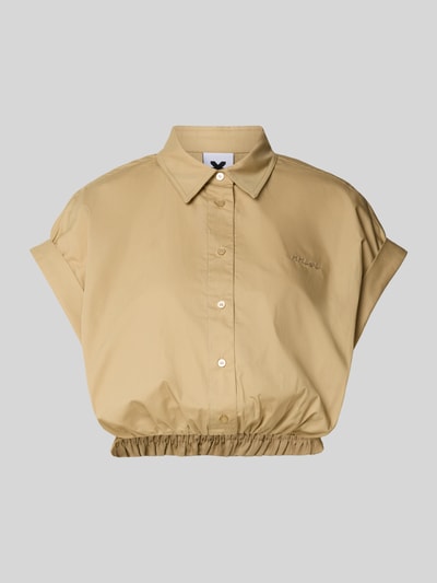 Produktfoto, Cropped Hemdbluse aus reiner Baumwolle mit Logo-Stitching von Karo Kauer in beige met knoopsluiting, korte mouwen, elastische band, overhemdkraag, Puur katoen, korte fit, ruglengte maat S 45 cm