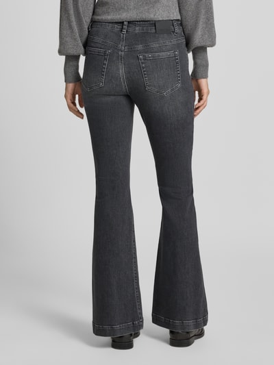 Vrouwenmodel draagt donkergrijze Bootcut Fit Jeans uit katoenmix model 'FRENDA' van Marc Cain, dames slim fit jeans, volledige achterkantaanzicht.