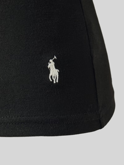 Produktfoto, Slim Fit Unterhemd aus reiner Baumwolle im 3er-Pack von Polo Ralph Lauren Underwear, schwarzes Jersey mit weißem Logo-Stitching, Detailaufnahme.