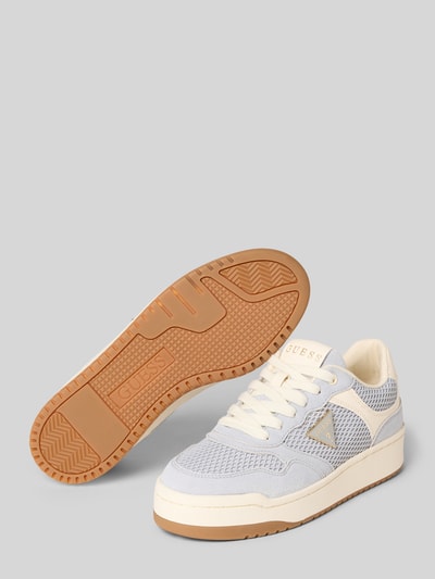 Produktfoto, Sneaker mit Logo-Detail Modell 'Miram' von Guess in Beige und Weiß, abgerundete Passform, profilierte Sohle, Schnürverschluss, Damen, Absatzhöhe 4 cm, Schafthöhe 8 cm, Schaftweite 7 cm, strukturierte Oberfläche.