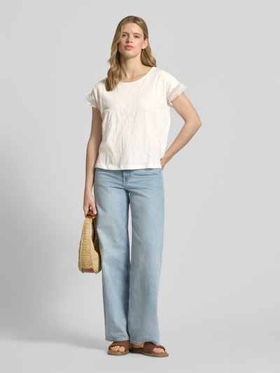 Frauenmodel trägt Damen T-Shirt Regular Fit T-Shirt aus reiner Baumwolle Modell 'NAIN' von Pepe Jeans in Optik: Unifarben mit Label-Stitching-Applikation, U-Boot-Ausschnitt, Ärmelform: Kurzarm, Ärmelabschluss: Fransen, Materialverarbeitung: Jersey, Material: reine Baumwolle, Ganzkörperansicht von vorne.