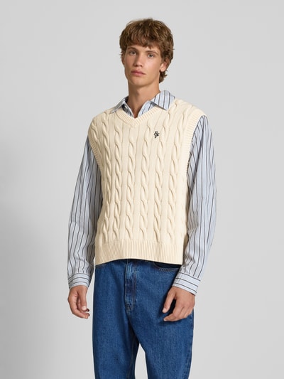 REVIEW Pullunder mit Zopfmuster und V-Ausschnitt Ecru 4