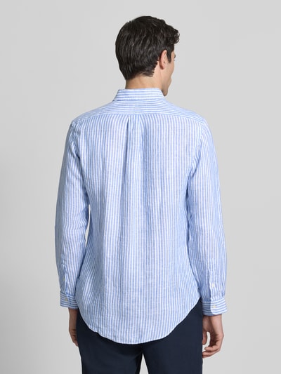 Mannenmodel draagt Regular Fit Vrijetijdsoverhemd uit zuiver linnen van Polo Ralph Lauren, blauw-wit gestreept, rugaanzicht.