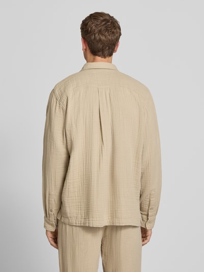 Männermodel trägt Regular Fit Freizeithemd mit Kentkragen von Lindbergh aus Reine Baumwolle, beiges Langärmelig-Design, Ganzkörperansicht Rückansicht. Rückenlänge bei Größe M: 73 cm, Schulterbreite 47 cm, Ärmellänge 67 cm.