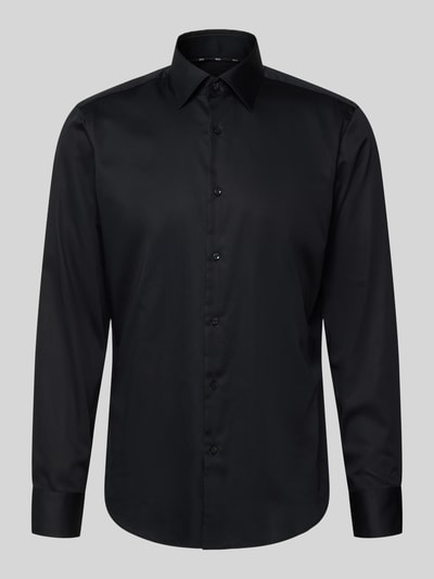 Produktfoto, schwarzes Regular Fit Businesshemd aus reiner Baumwolle Modell 'JOE' von BOSS mit Kentkragen und einreihiger Knopfleiste.