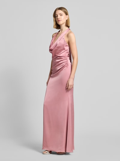 Vrouwenmodel draagt Abendkleid mit tiefem Rückenausschnitt und Neckholder van Mascara in glanzend satijn, roze, aansluitende fit, maxi, geplooide details, diepe rug, halternek met haaksluiting, volledige voorkant zicht, context: avondjurk lengte 136 cm, buste 41 cm.