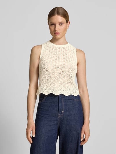 Vrouwenmodel draagt Slim Fit Crop Top uit katoenmix van Tom Tailor Denim in gebreide look met structuur, ronde hals, mouwloos, voorkant, kleur lichtcrème, textuur met fijn patroon. Ganzkörperansicht van voren.