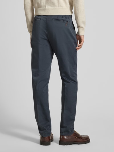 Männermodel trägt Hose mit Gesäßtaschen Modell 'WOOD' von Cinque, Baumwoll-Elasthan-Mix, Slim-Fit, Dunkelblau, Ganzkörperansicht Rückansicht.