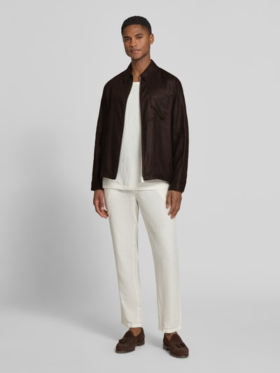 Männermodel trägt Regular Fit Hemdjacke aus linnen met ritssluiting van Drykorn, model 'Jerson', kentkraag, ruglengte maat M 71 cm, Ganzkörperansicht von vorne.
