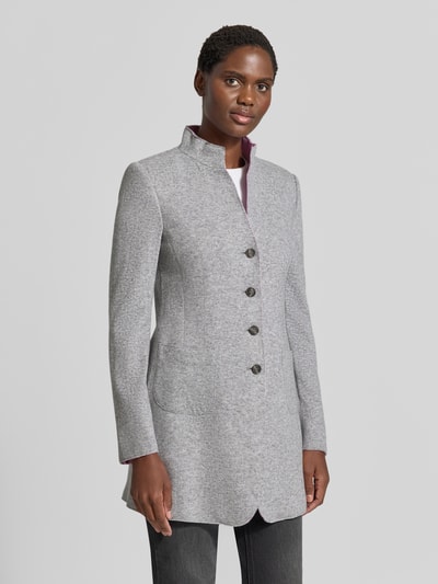 Frauenmodel trägt Mantel mit Woll-Mix von White Label in Hellgrau, taillierte Passform, Stehkragen, seitliche Eingrifftaschen, Ganzkörperansicht von vorne.