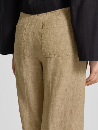 Frauenmodel trägt Straight Fit Leinenhose mit elastischem Bund von Brax, Optik: Unifarben, Passform: Straight Fit, 7/8-Länge, reines Leinen, Bundfalte, Bundabschluss: elastisch, Detailaufnahme Rückansicht.