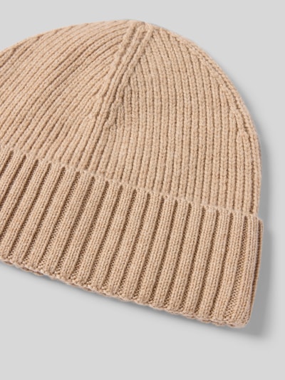 Produktfoto, Beanie aus Woll-Kaschmir-Mix von MCNEAL in sand mit Strick-Optik, Label-Patch, breiter Umschlag, Ripp-Strick Materialverarbeitung