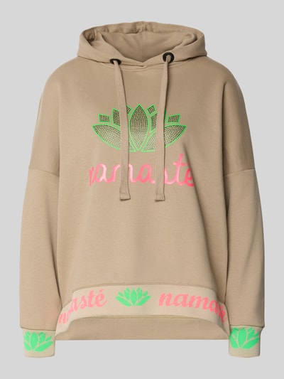 Produktfoto, Oversized Hoodie mit Strasssteinbesatz Modell 'Namaste' von miss goodlife in Beige mit neonpinkem Statement-Print und Kapuze, Baumwolle