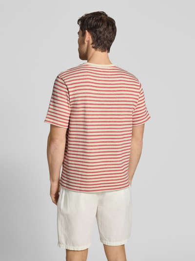 Männermodel trägt Regular Fit T-Shirt aus Baumwoll-Mix Modell 'KEVIN' von SELECTED HOMME mit Allover-Muster, gestreift, Feinstrick, Rundhals, Kurzarm, Ganzkörperansicht Rückansicht.