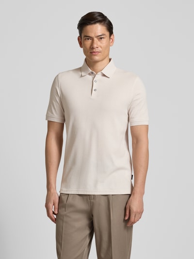 Männermodel trägt Slim Fit Poloshirt mit Strukturmuster von bugatti in Beige, Reine Baumwolle, Knopfleiste, Ganzkörperansicht von vorne. Rückenlänge bei Größe M: 73 cm.