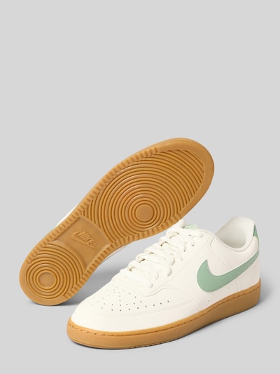 Produktfoto, Sneaker mit Logo und Gummisohle Modell 'Court Vision Low' von Nike in Creme mit grünem Logo, abgerundete Spitze, Schnürung, Absatzhöhe: 2 cm, Schafthöhe: 8 cm, Schaftweite: 6 cm, Herren
