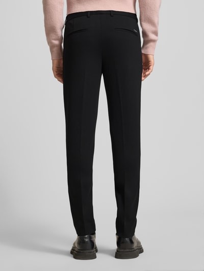 Männermodel trägt Stoffhose mit französischen Eingrifftaschen von Scotch & Soda, Baumwoll-Mix, Stretch-Anteil, Gerader-Schnitt, Bundfalten, Ganzkörperansicht Rückansicht.