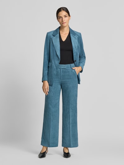 Frauenmodel trägt Slim Fit Blazer aus Cord mit Pattentaschen von COMMA, türkisblau, strukturierte Textur, Reverskragen, Ganzkörperansicht von vorne.