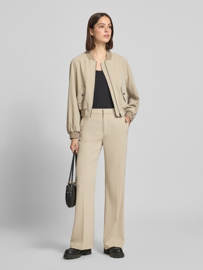Frauenmodel trägt Hose mit Bügelfalten Modell 'ARGUE' von Drykorn in Beige, Regular Fit, Material-Mix mit Stretch, Ganzkörperansicht von vorne