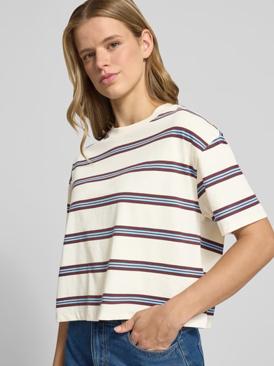Frauenmodel trägt Regular Fit T-Shirt aus reiner Baumwolle von Marc O'Polo Denim, cremeweiß mit braun-blauem Streifenmuster, Nahaufnahme Oberkörper. Damen T-Shirt