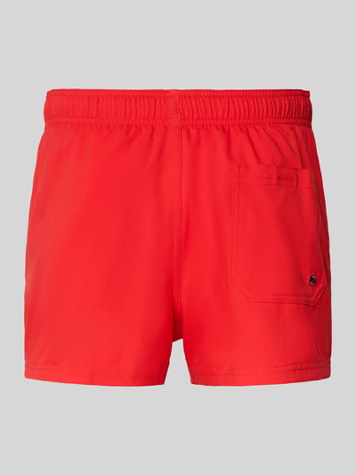 Produktfoto, Badehose mit Seitentaschen und Klettverschlusstasche hinten von PUMA in kräftigem Rot, Regular Fit, elastischer Bund, Rückansicht.