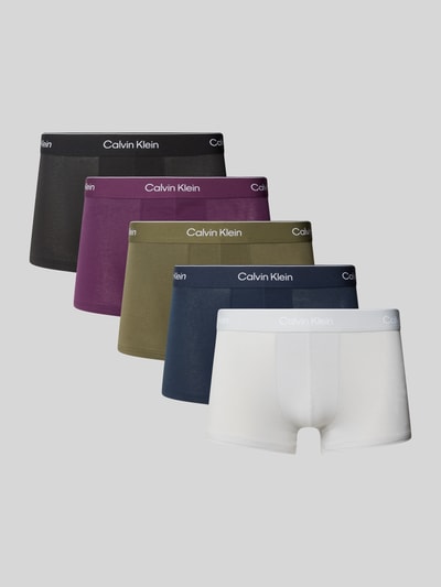 Produktfoto, Pant & Trunk aus reiner Baumwolle im 5er-Pack Modell 'LOW RISE TRUNK' von Calvin Klein Underwear in Schwarz, Lila, Khaki, Dunkelblau und Weiß auf grauem Hintergrund.