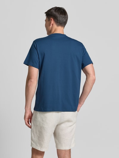 Männermodel trägt blauw regular fit T-shirt van zuivere katoen model 'HASPEN' van SELECTED HOMME, heren T-shirt, volledige achteraanzicht