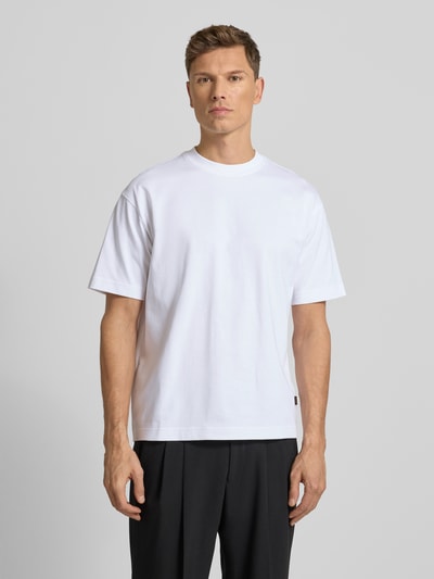 Männermodel trägt Regular Fit T-Shirt aus Baumwoll-Mix Modell 'TEETIM' von BOSS Orange, Optik: Unifarben, Label-Print, Rundhals, Ganzkörperansicht von vorne.