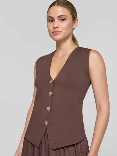 Frauenmodel trägt Strickweste mit V-Ausschnitt und Knopfleiste von Jake*s Cocktail, Material-Mix mit Viskose-Anteil, Slim-Fit, braun, Nahaufnahme Oberkörper.