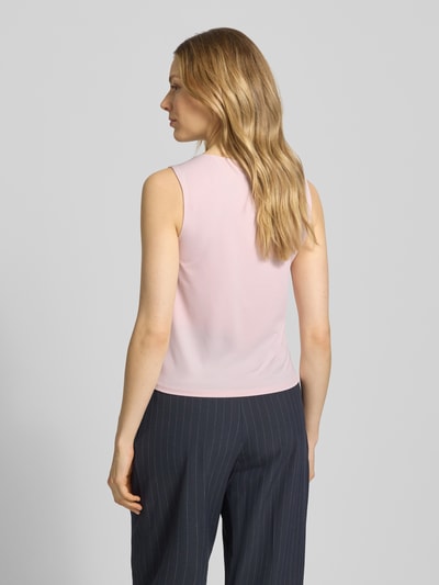 Frauenmodel trägt Top mit Rundhalsausschnitt von Christian Berg Woman Selection in zartem Rosa, elastischer Material-Mix, Rückansicht Ganzkörperansicht.
