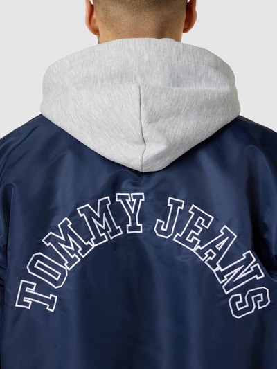 Tommy Jeans Jacke mit Label-Print Modell 'SATIN BOMBER' Dunkelblau 3