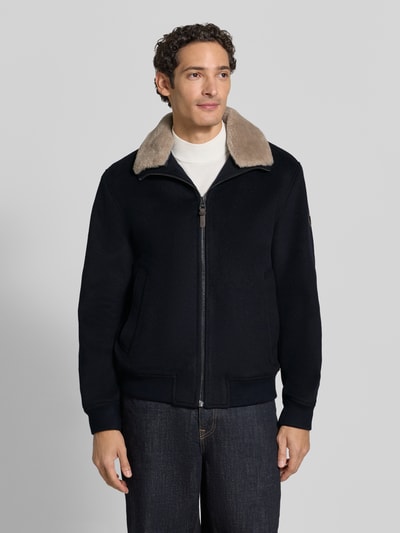 Männermodel trägt Regular Fit Blouson aus Woll-Mix mit Kaschmir-Anteil von JOOP!, dunkelblau, heller Kragen, Herren Bomberjacke, Ganzkörperansicht von vorne.