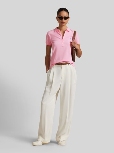 Kobiece modelka nosi Slim Fit Poloshirt aus Baumwoll-Mix od Polo Ralph Lauren, efekt: jednolity kolor, wyhaftowane logo, kołnierzyk polo, krótka listwa guzikowa, krótki rękaw, wykończenie: z rozcięciem, wykończenie materiału: pika, mieszanka bawełny, widok całej sylwetki z przodu.