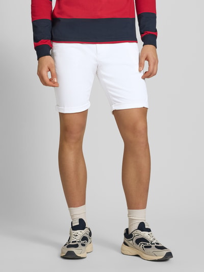 Męski model nosi Regular Fit Shorts mit Eingrifftaschen Modell 'BOWIE' od Jack & Jones, bawełna z elastanem, kolor biały, szerokość w rozmiarze M 43 cm, długość nogawki wewnętrznej 26 cm, widok całościowy z przodu.