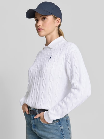 Frauenmodel trägt Regular Fit Pullover mit Polokragen von Polo Ralph Lauren, Optik: Unifarben, Zopfstrick, reine Baumwolle, Logo-Stitching, Ganzkörperansicht von vorne.